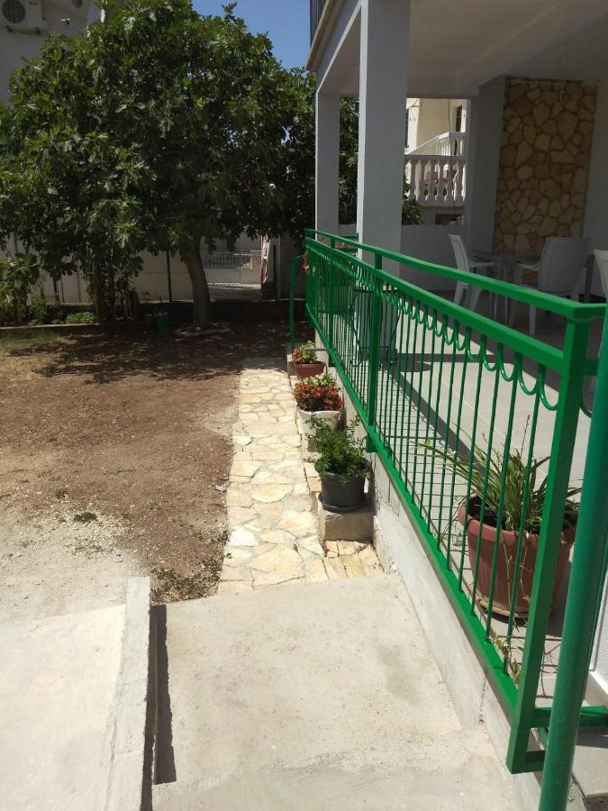 Apartment With Terrace And Garden Pirovac Exterior photo